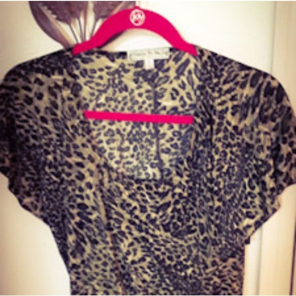 ANIMAL print top w/ capped short sleeves, light & airy fabric for summer. Size L